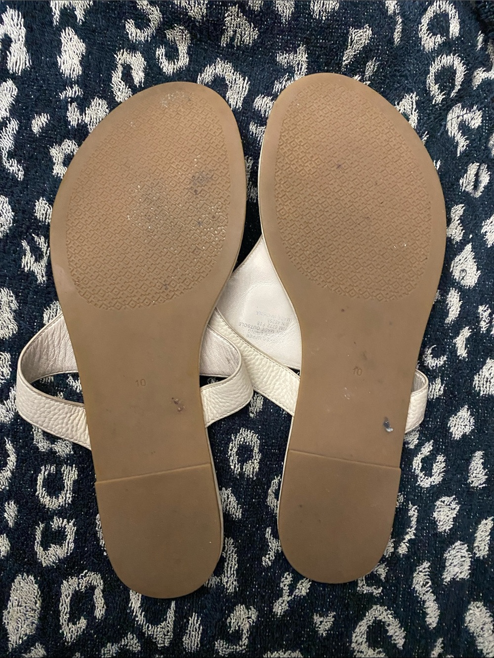 Tory Burch Beige Logo Thong Sandals with Gold Emblem - Picture 7 of 9